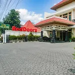 RedDoorz near XT Square Yogyakarta