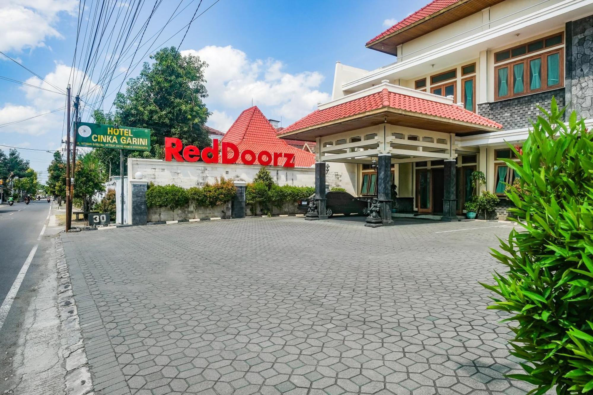 Reddoorz Near Xt Square Hotel 2*