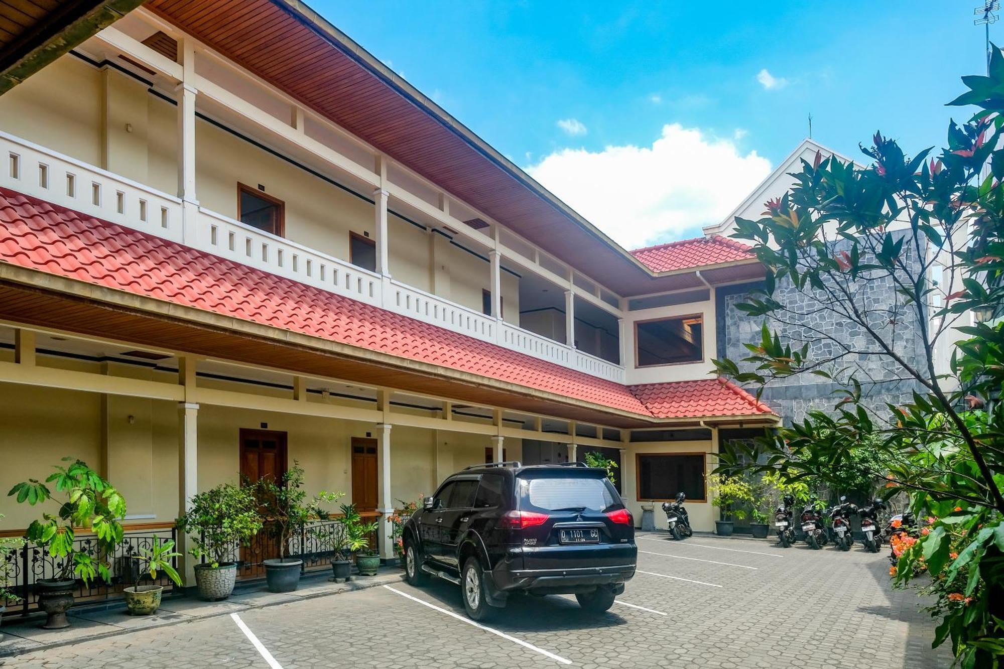 Hotel Reddoorz Near Xt Square 2*