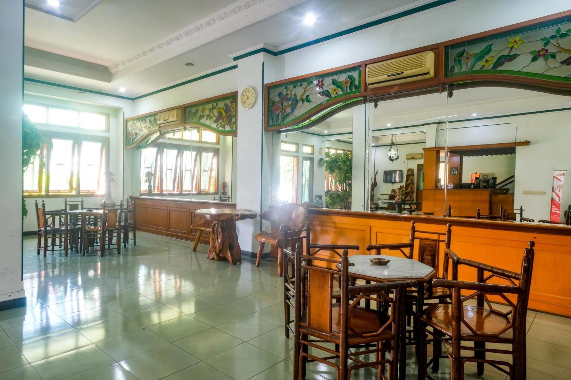 Hotel Reddoorz Near Xt Square 2*