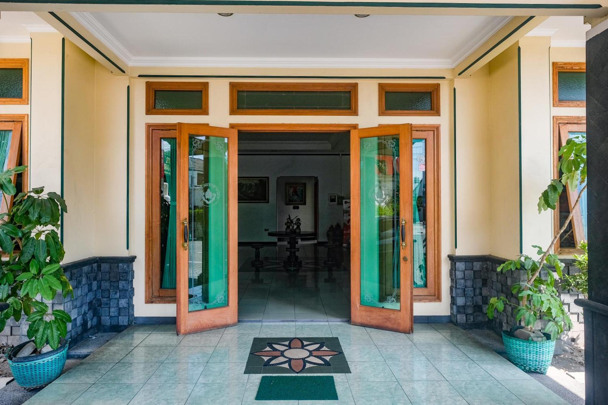 Hotel Reddoorz Near Xt Square 2*